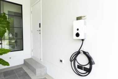 Beyaz duvarda elektrik prizi olan elektrik prizi