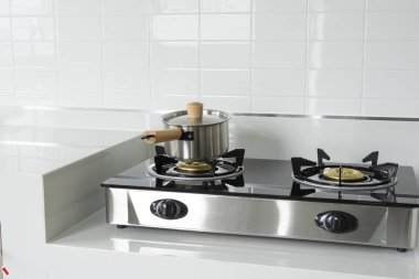 Modern mutfak. Soba ve ocakla birlikte.