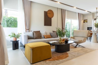 Kanepeli modern evin içi.