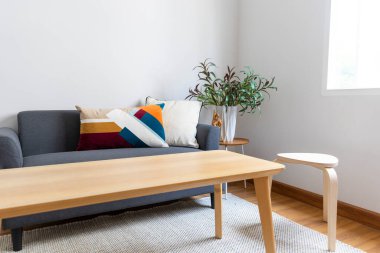 Modern iç mekanda boş bir kanepe.