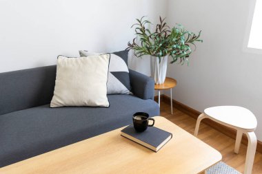 Rahat kanepesi ve masası olan modern oturma odası.