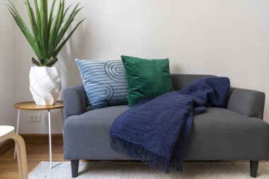 Koltukta rahat bir yastık ve odada bir sandalye.