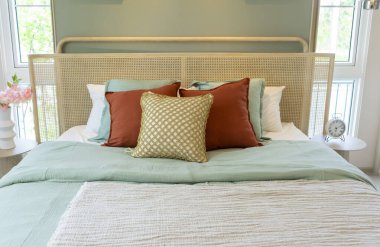 Yatak odası, yatak odası ve ahşap mobilyalar.