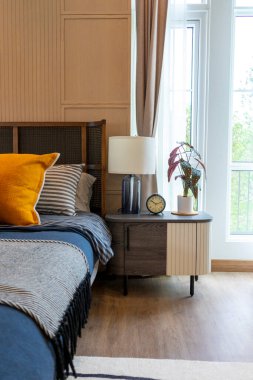 Rahat mobilyaları olan şık bir oturma odası.