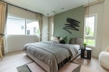 Lüks evdeki yataklı modern yatak odasının içi.