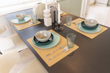 Lokantada modern masa.