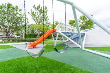 Parktaki çocuk parkı.