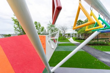 Bahçedeki renkli oyun alanı