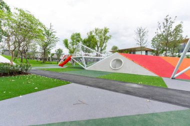 Parkta oyun alanı olan oyun parkı