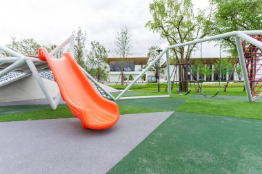 Parktaki çocuk parkı