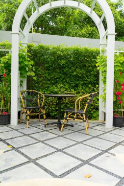 boş veranda ve bahçe