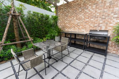 Sandalyeli modern avlu