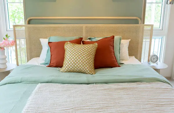 Yatak odası, yatak odası ve ahşap mobilyalar.