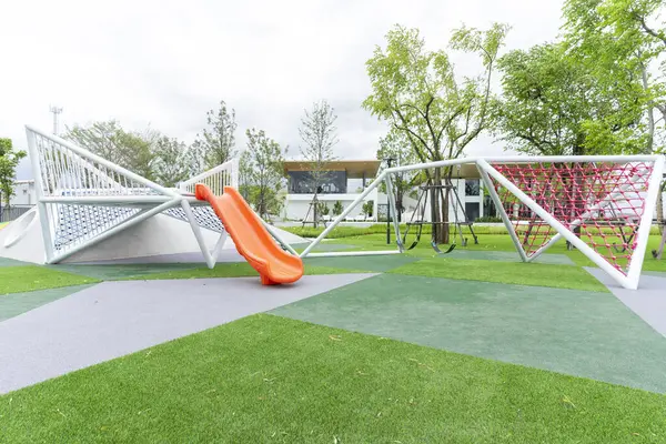 Parktaki çocuk parkı.