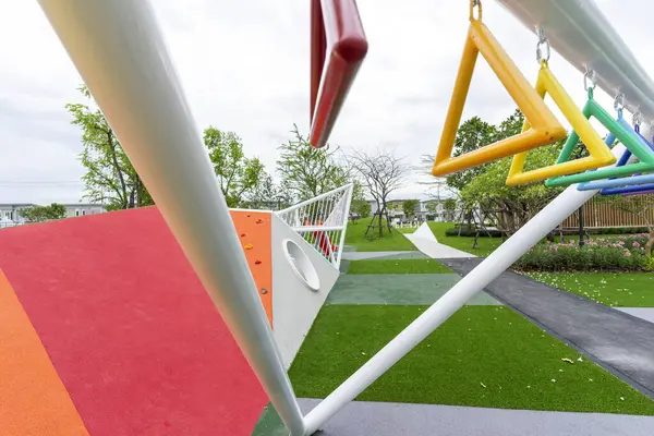 Bahçedeki renkli oyun alanı