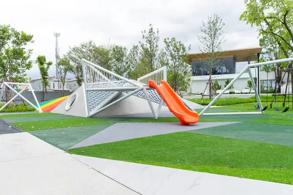 Yeşil çimenli ve oyun bahçeli çocuklar