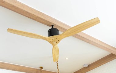 Tavanda ahşap tavan lambası