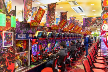 Tokyo, Japonya - 13 Aralık, 2018 İnsanlar lunaparkta, Tokyo 'da, Japonya' da oyun makineleriyle oyun oynuyorlar.