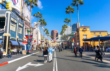 San Francisco, ca, usa - Haziran 19, 219: San Francisco şehir merkezindeki San Francisco meydanında kimliği belirsiz insanlar yürüyor