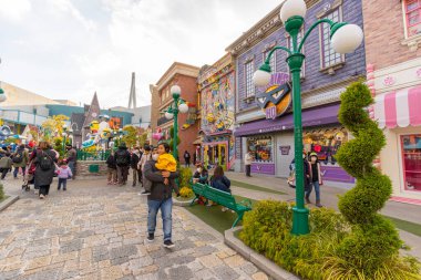 osaka, japan - No 292019: İnsanlar evrensel şehirde yürür