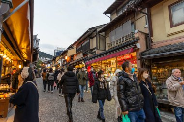 Tokyo, Japonya - Kasım 15, 21: 19: Ginza bölgesinde yürüyen turistler, Tokyo, Japonya. Biri...
