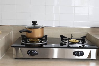 Modern soba mutfakta.