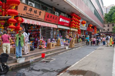 Hong Kong - Temmuz 2018: Hong Kong - Çinli ve turistler sokakta yürüyor
