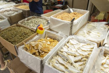 Pazarda kurutulmuş balık.