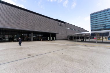 Şehrin modern binası