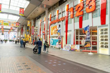 Tokyo - 16 Haziran, 216 kişi Tokyo Shibuya alışveriş bölgesini ziyaret ediyor. Tokyo, turistler için ünlü bir turistik merkezdir..