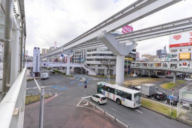 osaka, japan - Kasım 19, 2017: Osaka şehri Osaka 'daki otobüs durağından görüntülendi..