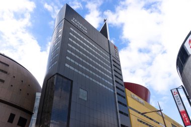 Tokyo, Japonya - 24 Mart 2016: Tokyo 'daki modern ofis binaları. Tokyo büyük bir Japon iş merkezidir ve...