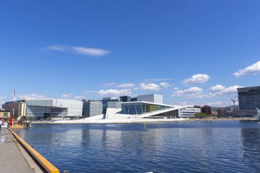 Kopenhag, Danimarka - Temmuz 09, 2019 Modern opera binası ve opera binası manzarası