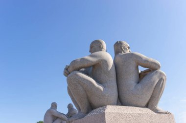 Kadın ve erkeğin heykeli.