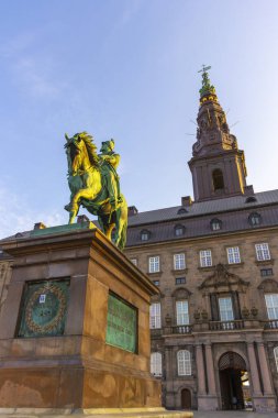 Kraliyet Sarayı 'nın heykeli en güzel şehir simgesinin merkezindedir.