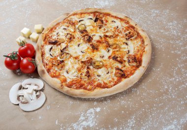 Pizza tavuk eti ve mantar ile