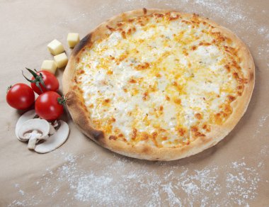 Dört peynirli fırında pizza, domates peynirli ve mantarlı.