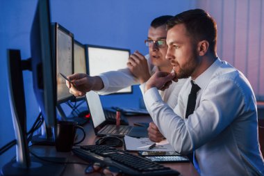 Aktif konuşma. Ofiste değişim teknolojisiyle çalışan iki borsacı..