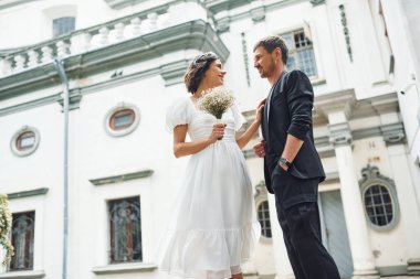 Halkın yakınlığı. Nişanlısıyla güzel gelin dışarıda evleniyor..