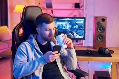 Mola verdim. Evde FPS nişancı oyunu oynayan çevrimiçi flamalar.