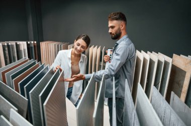 Farklı malzemeler ve renkler. Kadın ve erkek ev için eşya deposunda..