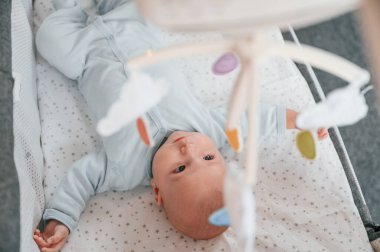 Beşikte yatan yeni doğan bebeğin üst görüntüsü..