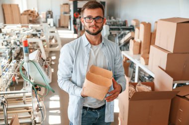 Güzel ahşap paketler taşıyorlar. Beyaz elbiseli matbaacı içeride..