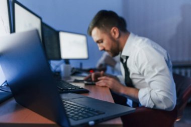 Laptop kullanıyorum. Ofiste değişim teknolojisiyle çalışan iki borsacı..