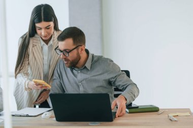 Kadın ve erkek birlikte çalışıyor. Başarılı ekip büroda bulunuyor. İş kavramı.