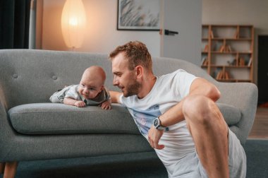 Kanepede. Baba ve yeni doğan oğlu evde..