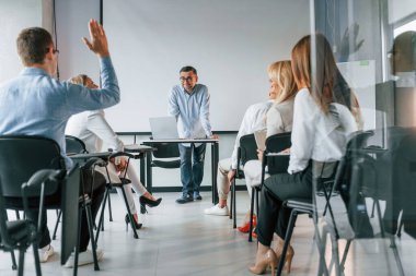 Öğretmenler master yapıyor. Profesyonel iş adamlarından oluşan bir grup ofiste..
