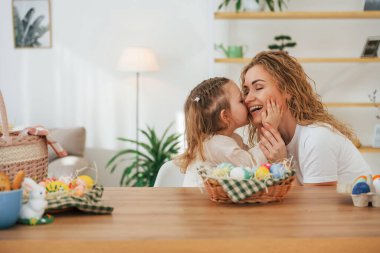 Mutlu anne ve kız Paskalya tatillerini birlikte kutluyor..