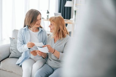 Eski fotoğraflara bakıyorum. Anne ve kızı evde birlikteler..