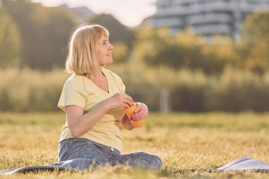 Mola veriyorum, şişeyle. Sunny Day 'de son sınıf öğrencisi dışarıda güzel bir hafta sonu geçiriyor..